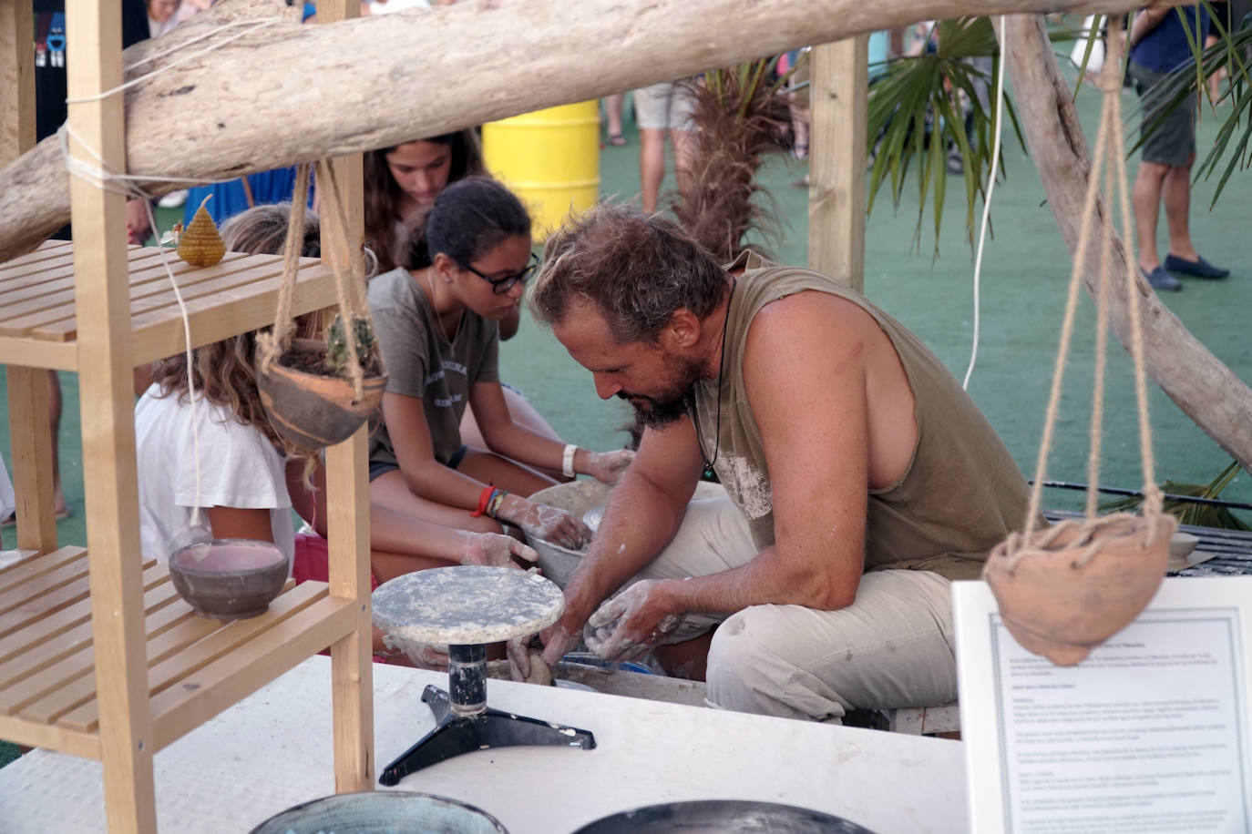 La playa de El Puig acoge el festival Solmarket que se ha convertido ya en toda una tendencia entre los planes de ocio valencianos. Un lugar para disfrutar del atardecer y del ocio gastronómico, pensado para todos los públicos, con puestos de comida y actividades con las que disfrutar los días de verano. Además, la oferta gastronómica de este año se vuelve más internacional que nunca con arriesgadas combinaciones de países como Tailandia, Japón, Venezuela, México, Argentina, Cuba o Italia. La entrada es gratuita y consigue reunir año tras año a miles de asistentes.