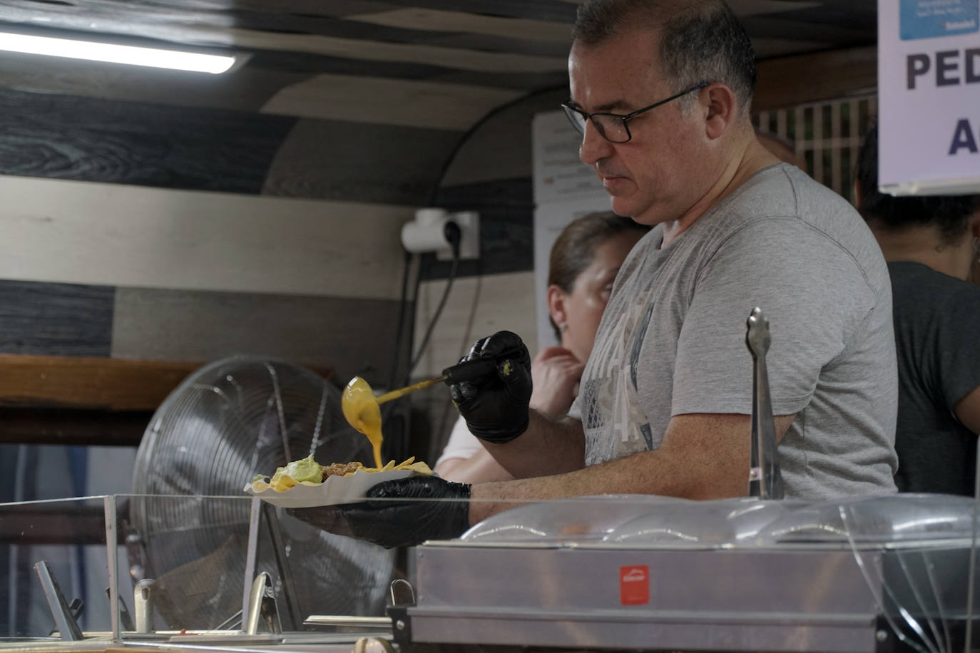 La playa de El Puig acoge el festival Solmarket que se ha convertido ya en toda una tendencia entre los planes de ocio valencianos. Un lugar para disfrutar del atardecer y del ocio gastronómico, pensado para todos los públicos, con puestos de comida y actividades con las que disfrutar los días de verano. Además, la oferta gastronómica de este año se vuelve más internacional que nunca con arriesgadas combinaciones de países como Tailandia, Japón, Venezuela, México, Argentina, Cuba o Italia. La entrada es gratuita y consigue reunir año tras año a miles de asistentes.