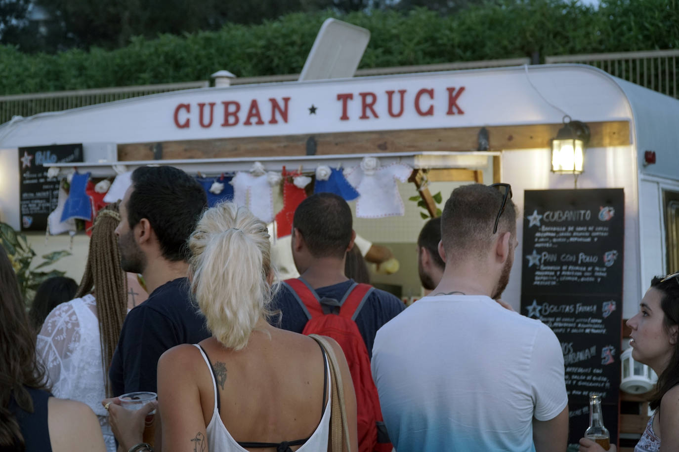 La playa de El Puig acoge el festival Solmarket que se ha convertido ya en toda una tendencia entre los planes de ocio valencianos. Un lugar para disfrutar del atardecer y del ocio gastronómico, pensado para todos los públicos, con puestos de comida y actividades con las que disfrutar los días de verano. Además, la oferta gastronómica de este año se vuelve más internacional que nunca con arriesgadas combinaciones de países como Tailandia, Japón, Venezuela, México, Argentina, Cuba o Italia. La entrada es gratuita y consigue reunir año tras año a miles de asistentes.