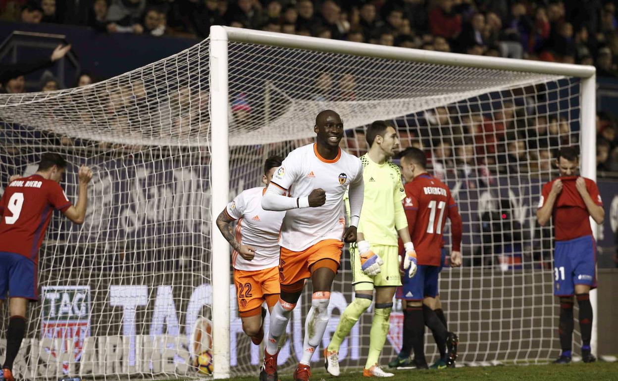 Mangala celebrando un gol con el Valencia CF. 