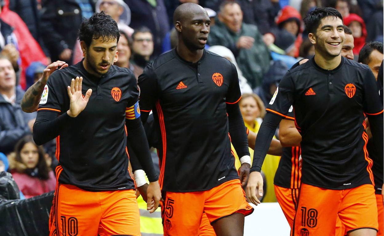 Mangala, junto a Parejo y Soler, durante un partido en el Bernabeu durante su primera etapa en el Valencia.