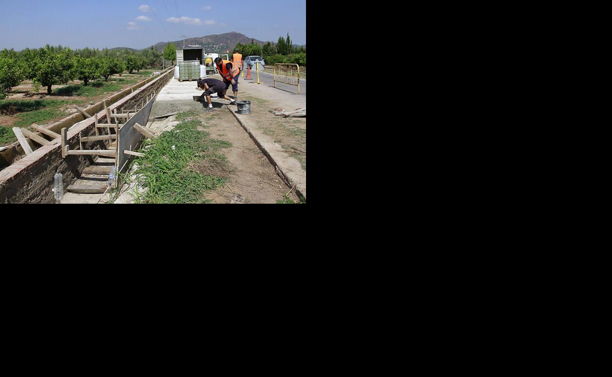 Operarios trabajando en el término municipal.