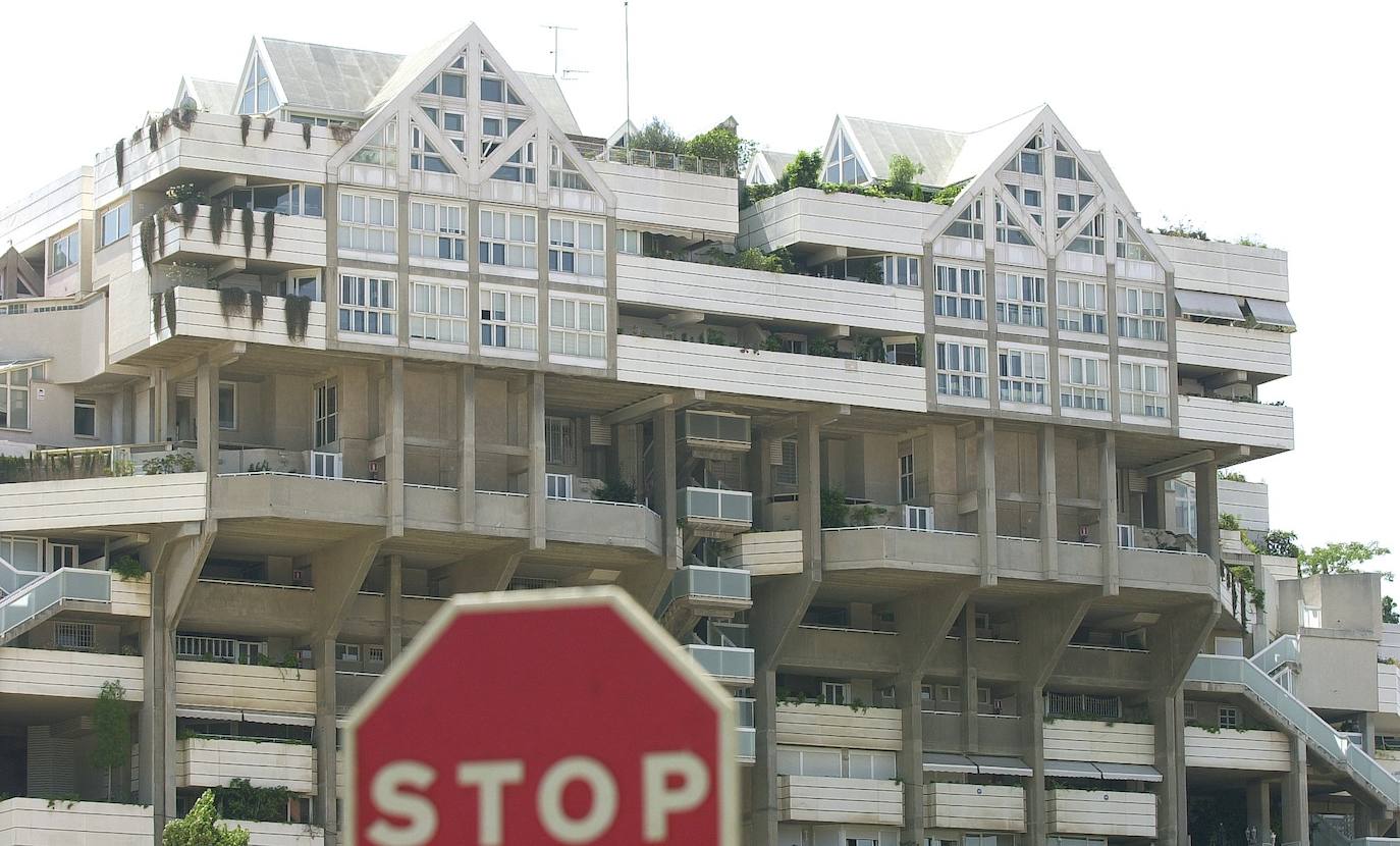 11. Conocer el edificio Espai Verd, una perfecta mezcla entre belleza botánica y arquitectónica.