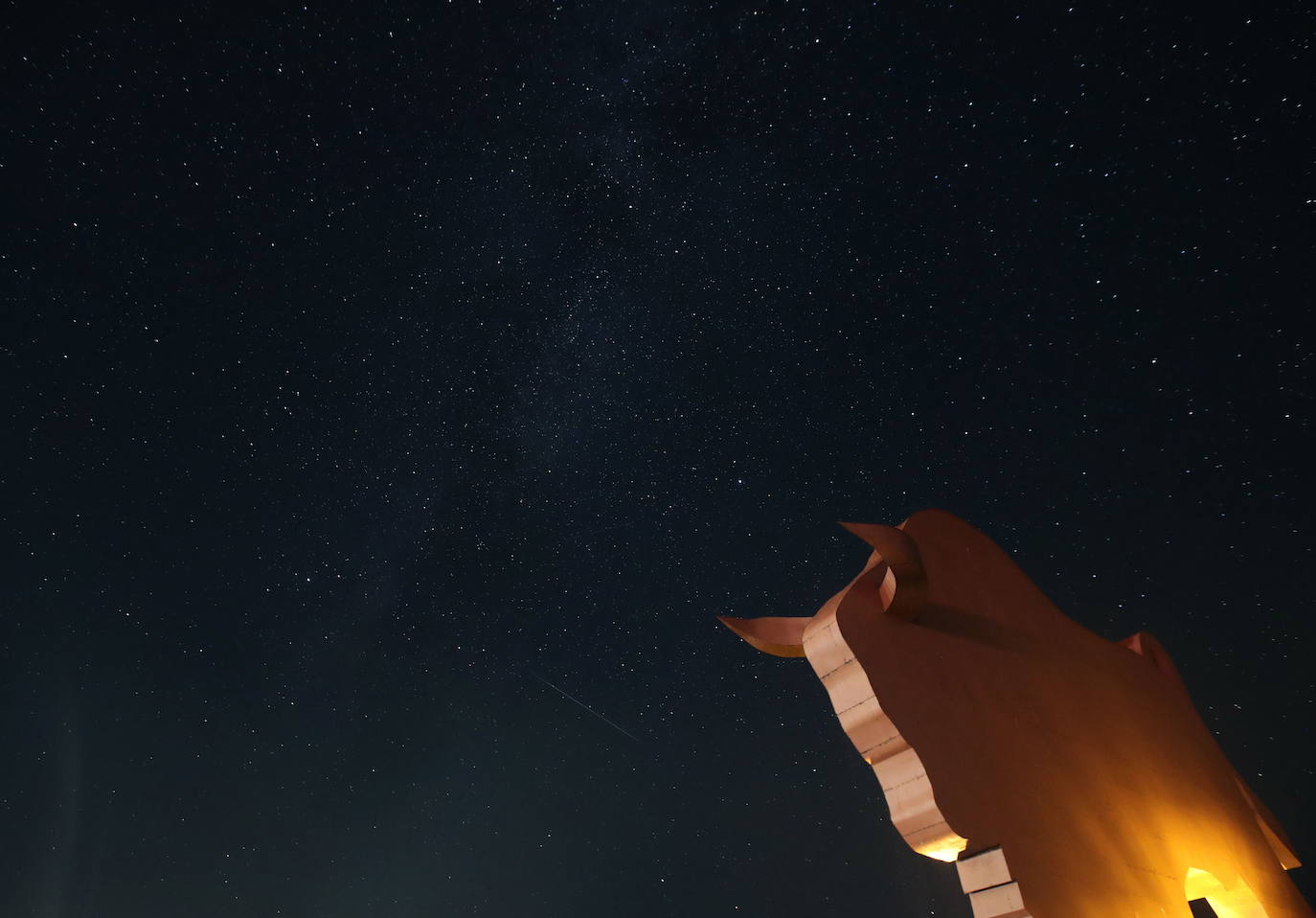 Lluvia de estrellas fugaces, Perseidas o Lágrimas de San Lorenzo. Su máxima actividad en Europa se da estas noches de agosto, cuando se pueden observar alrededor de 100 meteoros por hora. En realidad, son pequeñas partículas de polvo de distintos tamaños que van dejando los cometas -o asteroides- a lo largo de sus órbitas alrededor del Sol y que se desprenden debido al deshielo producido por el calor solar. En este caso provienen del cometa Swift-Tuttle. Así se han visto en varias partes del mundo: Petkovichi (Bielorrusia). 