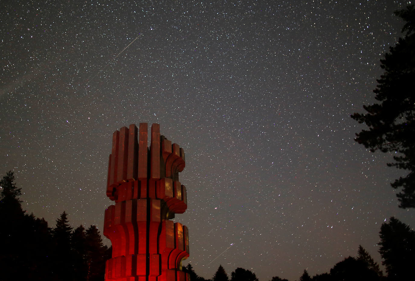 Lluvia de estrellas fugaces, Perseidas o Lágrimas de San Lorenzo. Su máxima actividad en Europa se da estas noches de agosto, cuando se pueden observar alrededor de 100 meteoros por hora. En realidad, son pequeñas partículas de polvo de distintos tamaños que van dejando los cometas -o asteroides- a lo largo de sus órbitas alrededor del Sol y que se desprenden debido al deshielo producido por el calor solar. En este caso provienen del cometa Swift-Tuttle. Así se han visto en varias partes del mundo: Prijedor (Bosnia and Herzegovina). 