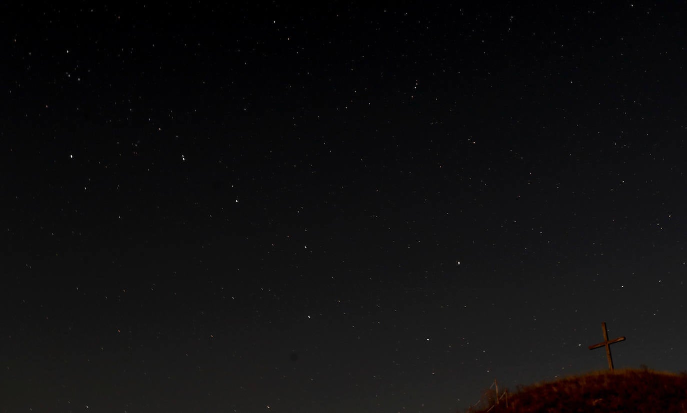 Lluvia de estrellas fugaces, Perseidas o Lágrimas de San Lorenzo. Su máxima actividad en Europa se da estas noches de agosto, cuando se pueden observar alrededor de 100 meteoros por hora. En realidad, son pequeñas partículas de polvo de distintos tamaños que van dejando los cometas -o asteroides- a lo largo de sus órbitas alrededor del Sol y que se desprenden debido al deshielo producido por el calor solar. En este caso provienen del cometa Swift-Tuttle. Así se han visto en varias partes del mundo. 