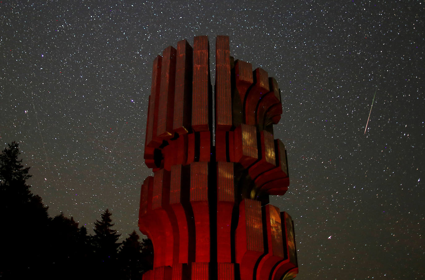 Lluvia de estrellas fugaces, Perseidas o Lágrimas de San Lorenzo. Su máxima actividad en Europa se da estas noches de agosto, cuando se pueden observar alrededor de 100 meteoros por hora. En realidad, son pequeñas partículas de polvo de distintos tamaños que van dejando los cometas -o asteroides- a lo largo de sus órbitas alrededor del Sol y que se desprenden debido al deshielo producido por el calor solar. En este caso provienen del cometa Swift-Tuttle. Así se han visto en varias partes del mundo: Prijedor (Bosnia and Herzegovina). 