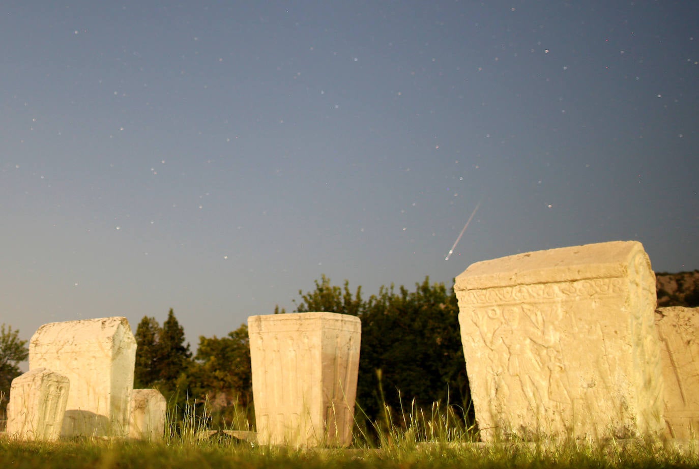 Lluvia de estrellas fugaces, Perseidas o Lágrimas de San Lorenzo. Su máxima actividad en Europa se da estas noches de agosto, cuando se pueden observar alrededor de 100 meteoros por hora. En realidad, son pequeñas partículas de polvo de distintos tamaños que van dejando los cometas -o asteroides- a lo largo de sus órbitas alrededor del Sol y que se desprenden debido al deshielo producido por el calor solar. En este caso provienen del cometa Swift-Tuttle. Así se han visto en varias partes del mundo: Radimlja (Bosnia Herzegovina).