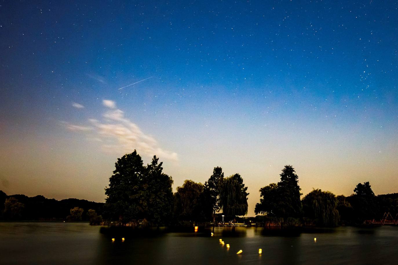 Lluvia de estrellas fugaces, Perseidas o Lágrimas de San Lorenzo. Su máxima actividad en Europa se da estas noches de agosto, cuando se pueden observar alrededor de 100 meteoros por hora. En realidad, son pequeñas partículas de polvo de distintos tamaños que van dejando los cometas -o asteroides- a lo largo de sus órbitas alrededor del Sol y que se desprenden debido al deshielo producido por el calor solar. En este caso provienen del cometa Swift-Tuttle. Así se han visto en varias partes del mundo: Nógrád (Hungría). 