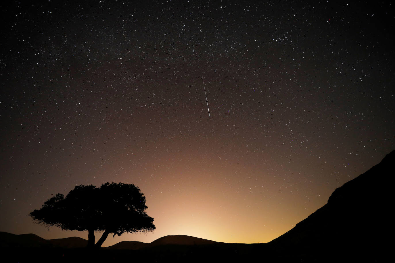 Lluvia de estrellas fugaces, Perseidas o Lágrimas de San Lorenzo. Su máxima actividad en Europa se da estas noches de agosto, cuando se pueden observar alrededor de 100 meteoros por hora. En realidad, son pequeñas partículas de polvo de distintos tamaños que van dejando los cometas -o asteroides- a lo largo de sus órbitas alrededor del Sol y que se desprenden debido al deshielo producido por el calor solar. En este caso provienen del cometa Swift-Tuttle. Así se han visto en varias partes del mundo: Nógrád (Hungría). 