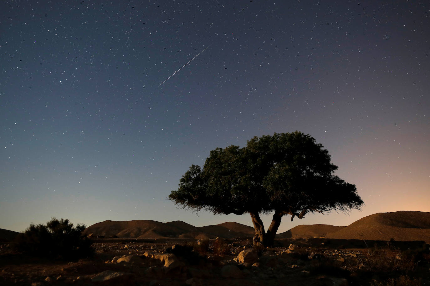 Lluvia de estrellas fugaces, Perseidas o Lágrimas de San Lorenzo. Su máxima actividad en Europa se da estas noches de agosto, cuando se pueden observar alrededor de 100 meteoros por hora. En realidad, son pequeñas partículas de polvo de distintos tamaños que van dejando los cometas -o asteroides- a lo largo de sus órbitas alrededor del Sol y que se desprenden debido al deshielo producido por el calor solar. En este caso provienen del cometa Swift-Tuttle. Así se han visto en varias partes del mundo: Nógrád (Hungría) 