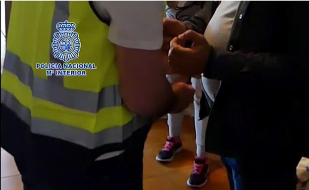 Detenido un matrimonio por prostituir a una joven en Benigànim. 