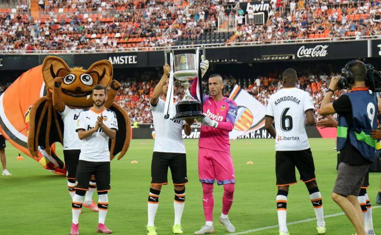 Dani Parejo y Jaume Doménech, levantando la Copa del Rey.
