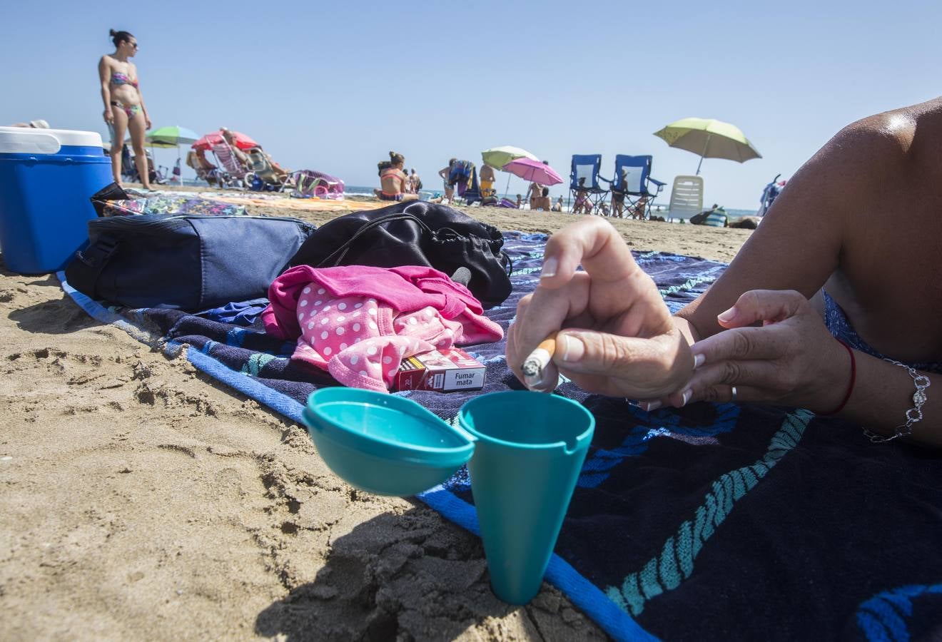 El Ayuntamiento estudia si prohibir el tabaco en la costa para el verano que viene, en una medida que todavía no se ha decidido