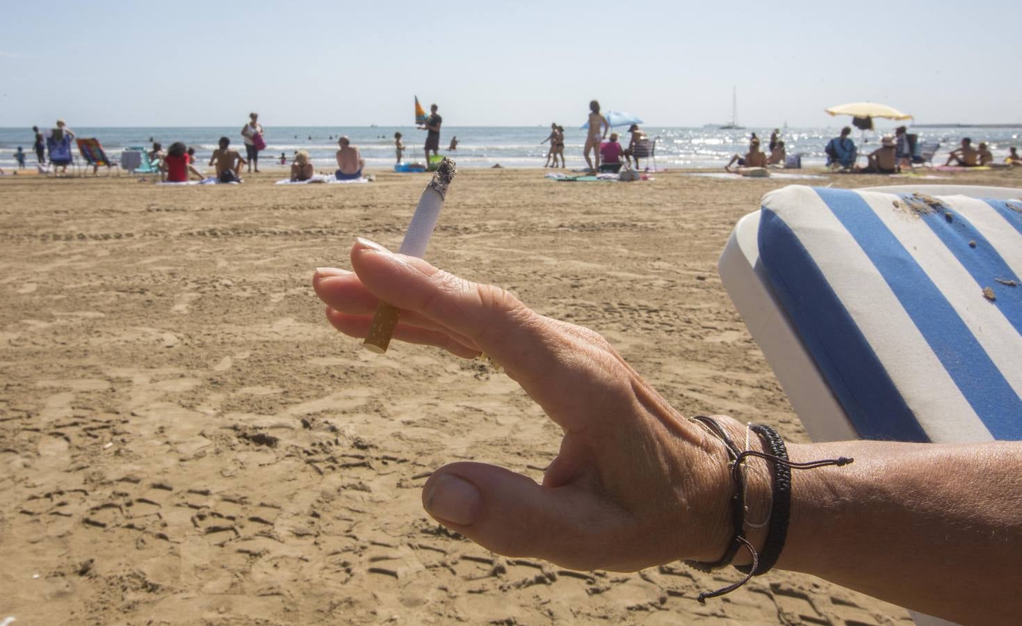 El Ayuntamiento estudia si prohibir el tabaco en la costa para el verano que viene, en una medida que todavía no se ha decidido