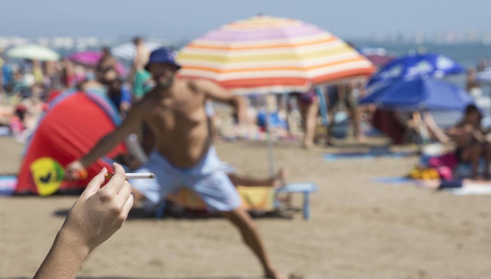 El Ayuntamiento estudia si prohibir el tabaco en la costa para el verano que viene, en una medida que todavía no se ha decidido