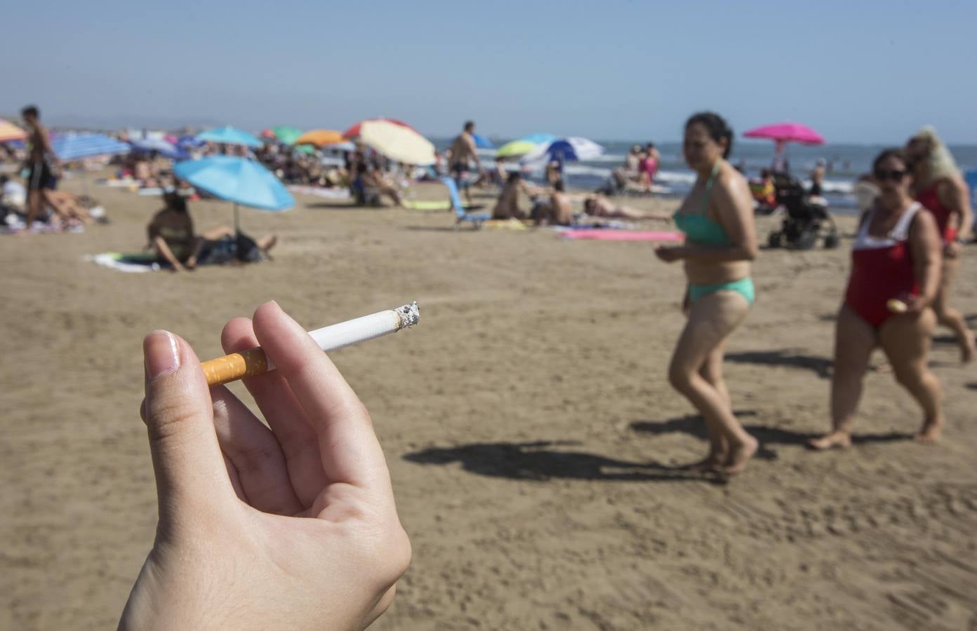 El Ayuntamiento estudia si prohibir el tabaco en la costa para el verano que viene, en una medida que todavía no se ha decidido