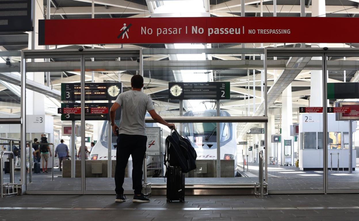 Un viajero espera en la estación Joaquín Sorolla.