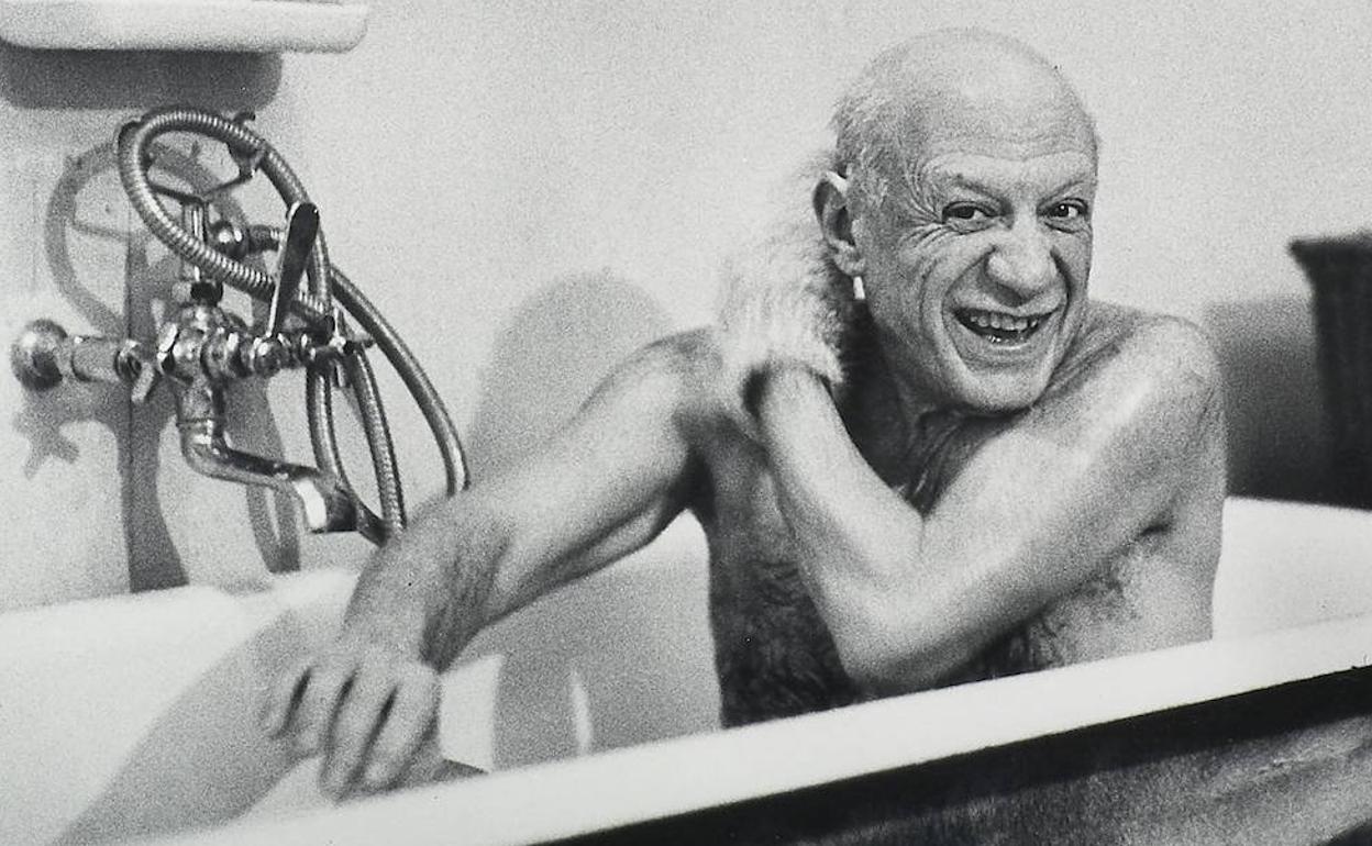 Fotografía 'Picasso en su bañera', perteneciente a una exposición fotográfica de la galería Westlicht de Viena.