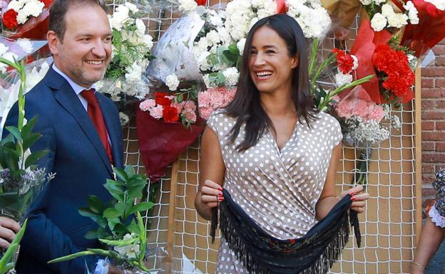 Begoña Villacís, en la ofrenda floral ante el cuadro de la Virgen de la Paloma en Madrid. 