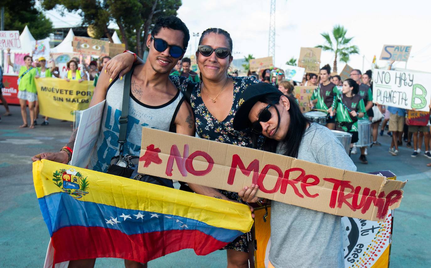 La 26 edición del certamen internacional reggae Rototom Sunsplash ha arrancado y ha convertido a la localidad castellonense en la capital mundial del reggae y en epicentro cultural, con dosis extra de compromiso medioambiental. La apuesta ofrece, hasta el próximo día 22, cien conciertos en siete escenarios por los que pasarán artistas de 23 nacionalidades. La cita, que cumple su primera década en España tras aterrizar desde Italia en el verano de 2010, trae ritmos que van desde el reggae, el dancehall o el dub, a la música de raíces negras, la música más profundos del Caribe, pasando por las sesiones de dj a ritmo de afrobeat y coupé-décalé. El festival recibirá a exponentes jamaicanos como el ganador del Grammy e hijo de Bob, Ziggy Marley o a la familia del reggae moderno: Morgan Heritage. También acudirán leyendas del reggae como el grupo The Abyssinians, -que cumple 50 años- entre otros.