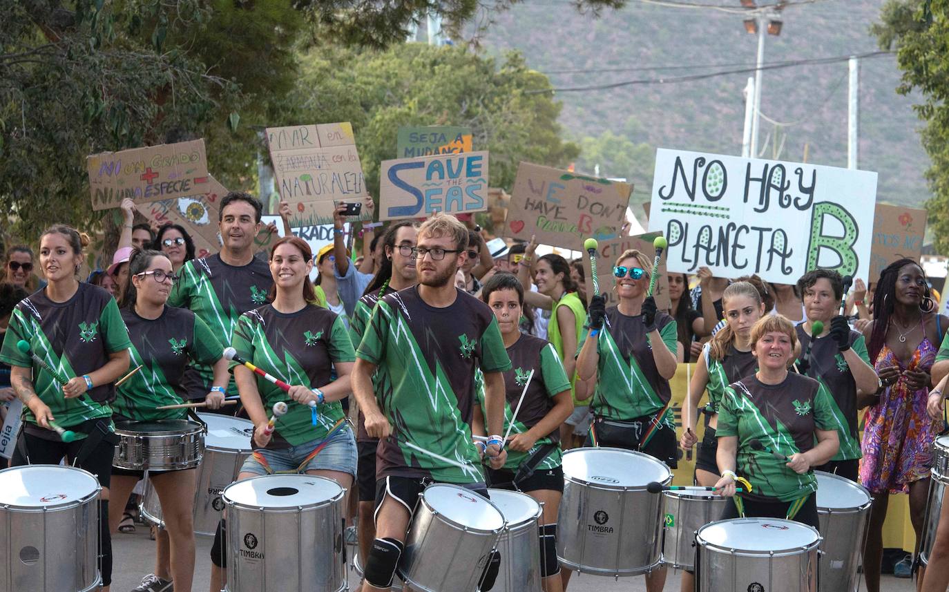 La 26 edición del certamen internacional reggae Rototom Sunsplash ha arrancado y ha convertido a la localidad castellonense en la capital mundial del reggae y en epicentro cultural, con dosis extra de compromiso medioambiental. La apuesta ofrece, hasta el próximo día 22, cien conciertos en siete escenarios por los que pasarán artistas de 23 nacionalidades. La cita, que cumple su primera década en España tras aterrizar desde Italia en el verano de 2010, trae ritmos que van desde el reggae, el dancehall o el dub, a la música de raíces negras, la música más profundos del Caribe, pasando por las sesiones de dj a ritmo de afrobeat y coupé-décalé. El festival recibirá a exponentes jamaicanos como el ganador del Grammy e hijo de Bob, Ziggy Marley o a la familia del reggae moderno: Morgan Heritage. También acudirán leyendas del reggae como el grupo The Abyssinians, -que cumple 50 años- entre otros.