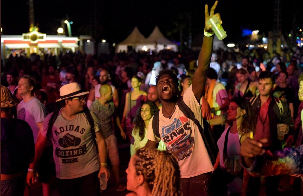 La 26 edición del certamen internacional reggae Rototom Sunsplash ha arrancado y ha convertido a la localidad castellonense en la capital mundial del reggae y en epicentro cultural, con dosis extra de compromiso medioambiental. La apuesta ofrece, hasta el próximo día 22, cien conciertos en siete escenarios por los que pasarán artistas de 23 nacionalidades. La cita, que cumple su primera década en España tras aterrizar desde Italia en el verano de 2010, trae ritmos que van desde el reggae, el dancehall o el dub, a la música de raíces negras, la música más profundos del Caribe, pasando por las sesiones de dj a ritmo de afrobeat y coupé-décalé. El festival recibirá a exponentes jamaicanos como el ganador del Grammy e hijo de Bob, Ziggy Marley o a la familia del reggae moderno: Morgan Heritage. También acudirán leyendas del reggae como el grupo The Abyssinians, -que cumple 50 años- entre otros.