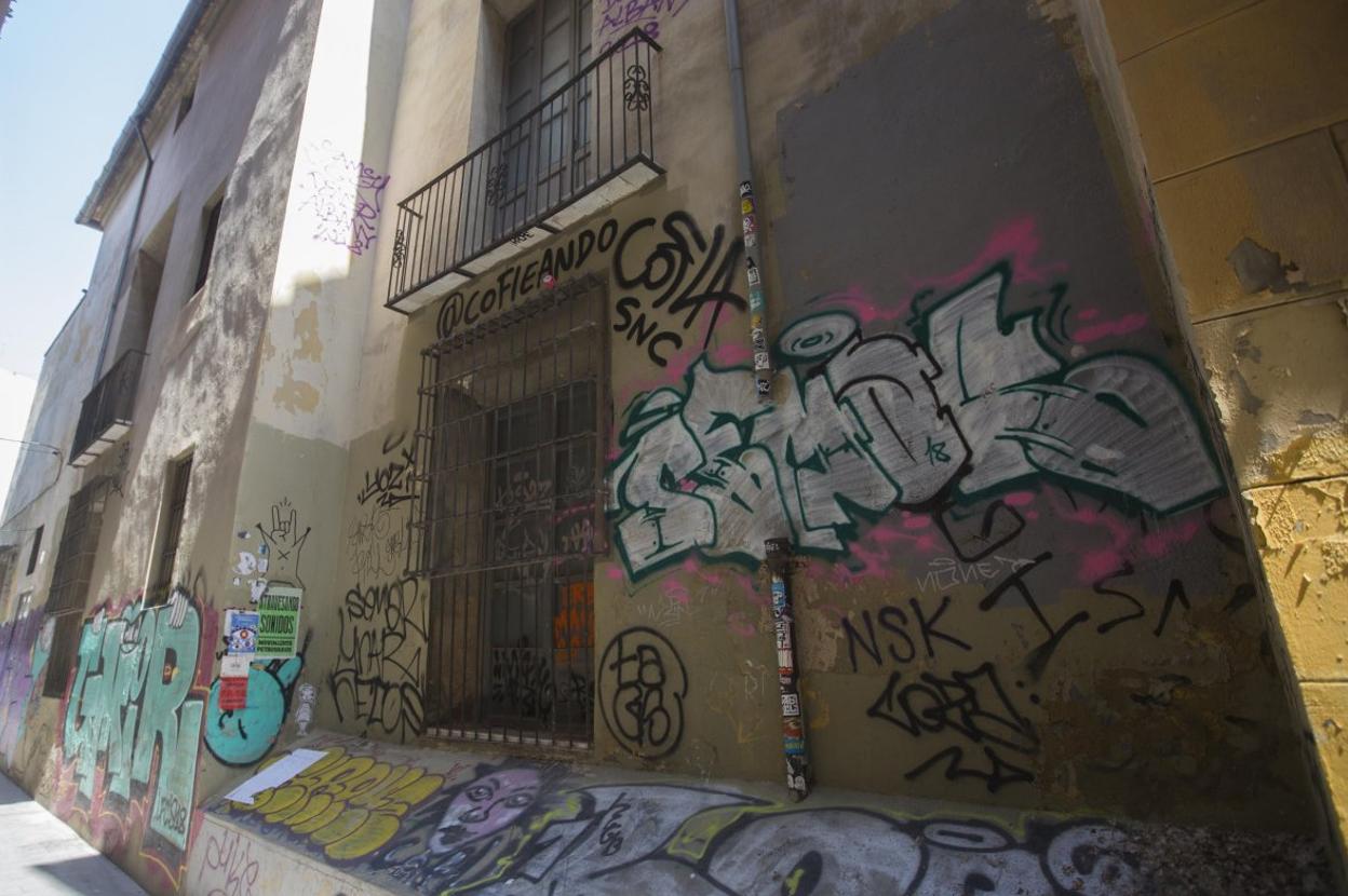 Edificios protegidos cubiertos de pintadas en el barrio del Carmen.