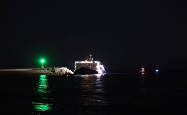 Se ha puesto en marcha un dispositivo desde el puerto para evacuar a los pasajeros y la tripulación.