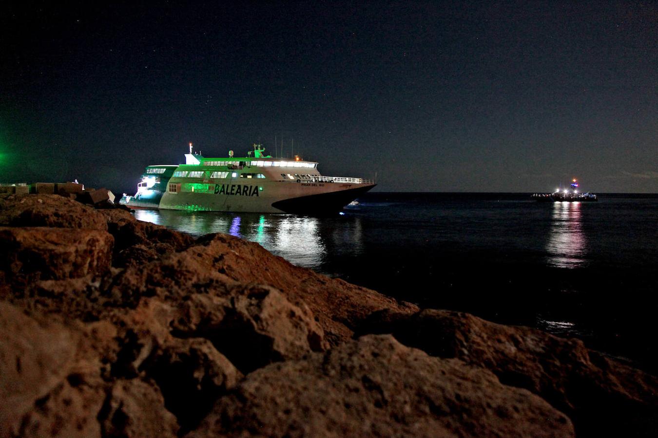 Fotos: Ferry encallado en el puerto de Dénia