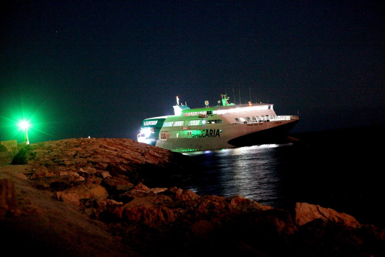 Fotos: Ferry encallado en el puerto de Dénia