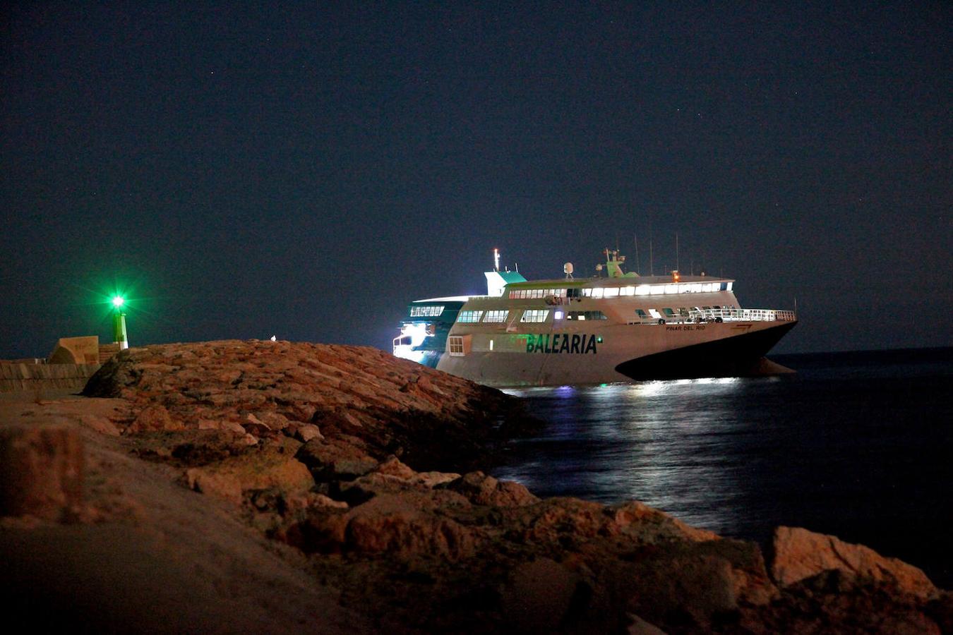 Fotos: Ferry encallado en el puerto de Dénia