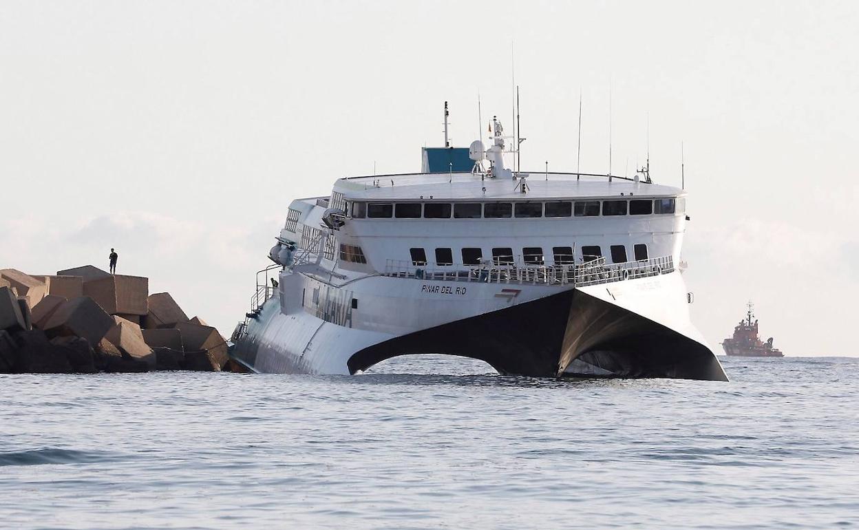 Casi 400 personas fueron evacuadas tras encallar el ferry en la escollera del puerto de Dénia. 