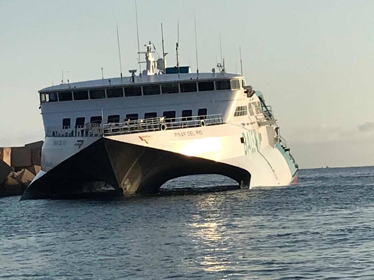 Fotos: Ferry encallado en el puerto de Dénia