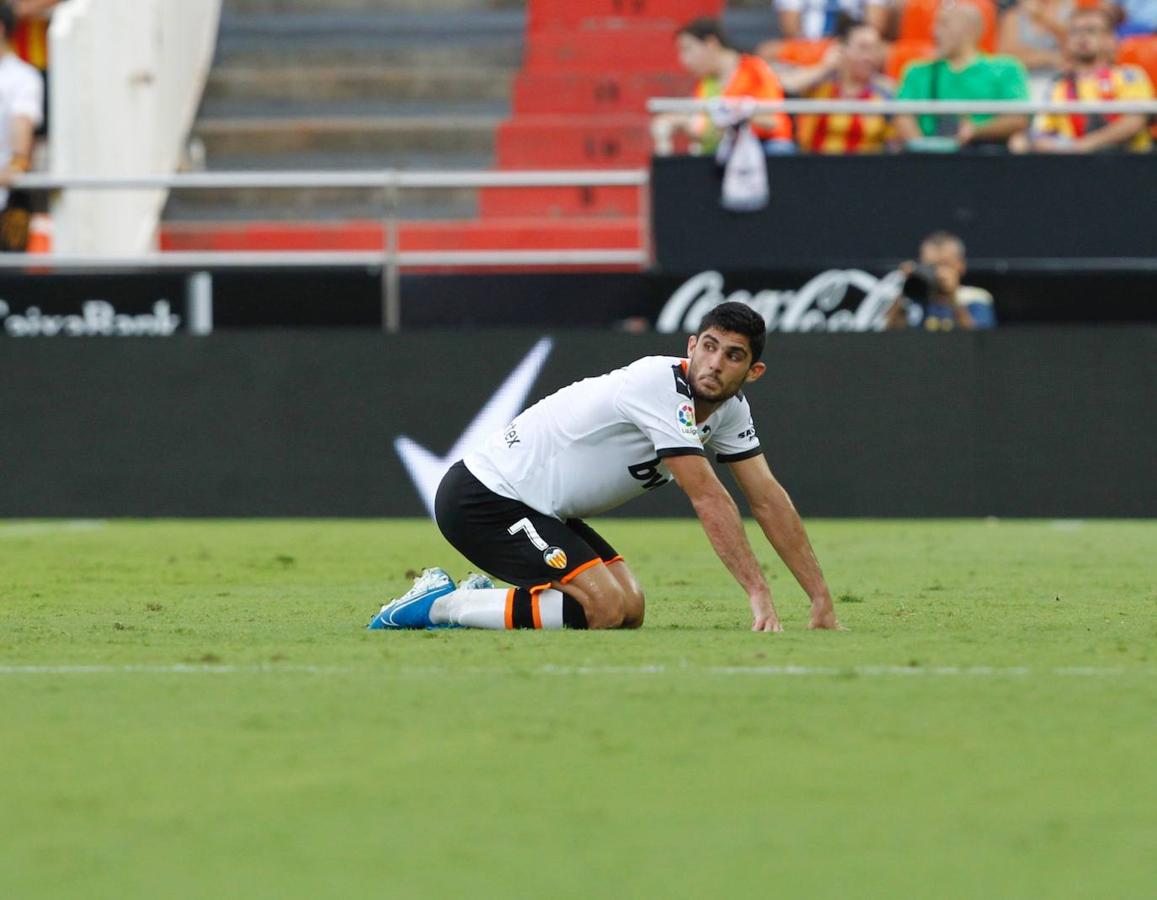 El equipo donostiarra le ha hecho el pasillo de honor al Valencia CF en Mestalla por la conquista de la Copa del Rey de 2019