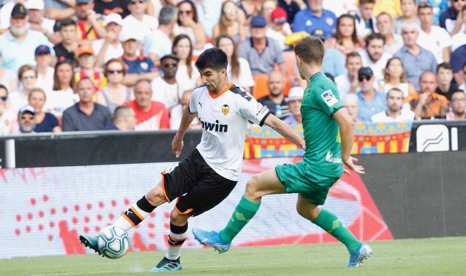 El equipo donostiarra le ha hecho el pasillo de honor al Valencia CF en Mestalla por la conquista de la Copa del Rey de 2019