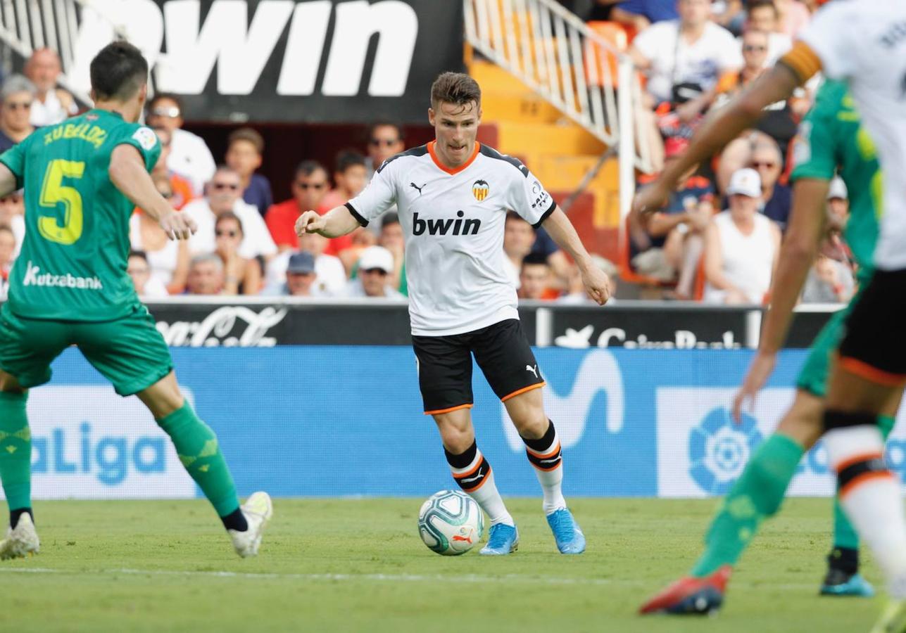 El equipo donostiarra le ha hecho el pasillo de honor al Valencia CF en Mestalla por la conquista de la Copa del Rey de 2019