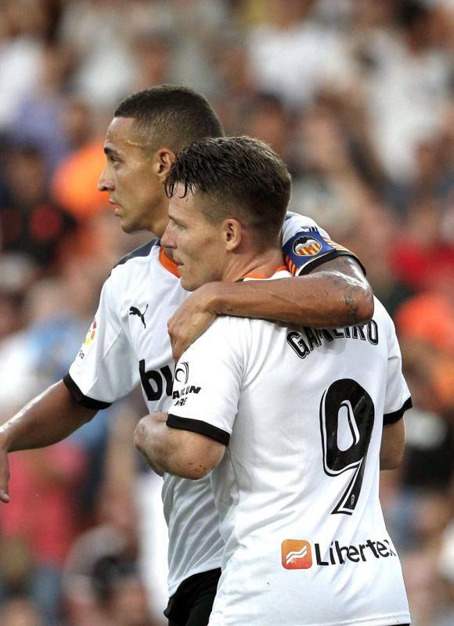 El equipo donostiarra le ha hecho el pasillo de honor al Valencia CF en Mestalla por la conquista de la Copa del Rey de 2019