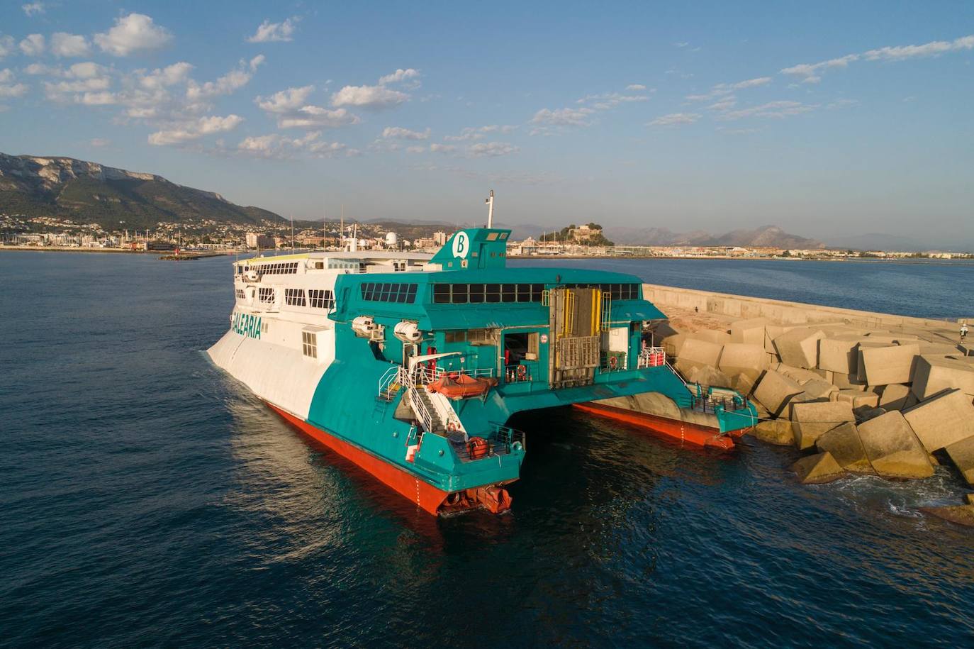 Fotos: Ferry encallado en el puerto de Dénia