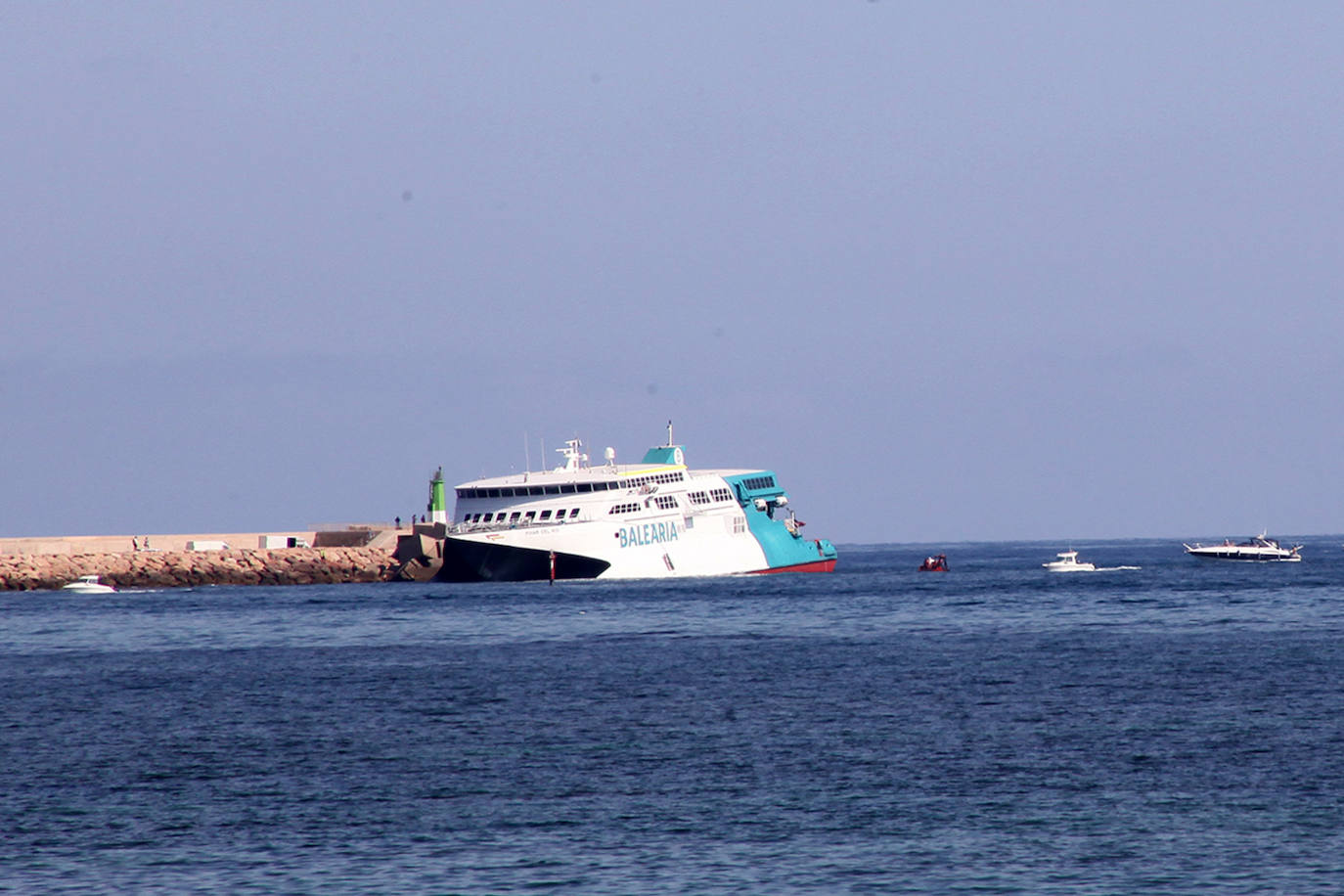 Fotos: Ferry encallado en el puerto de Dénia