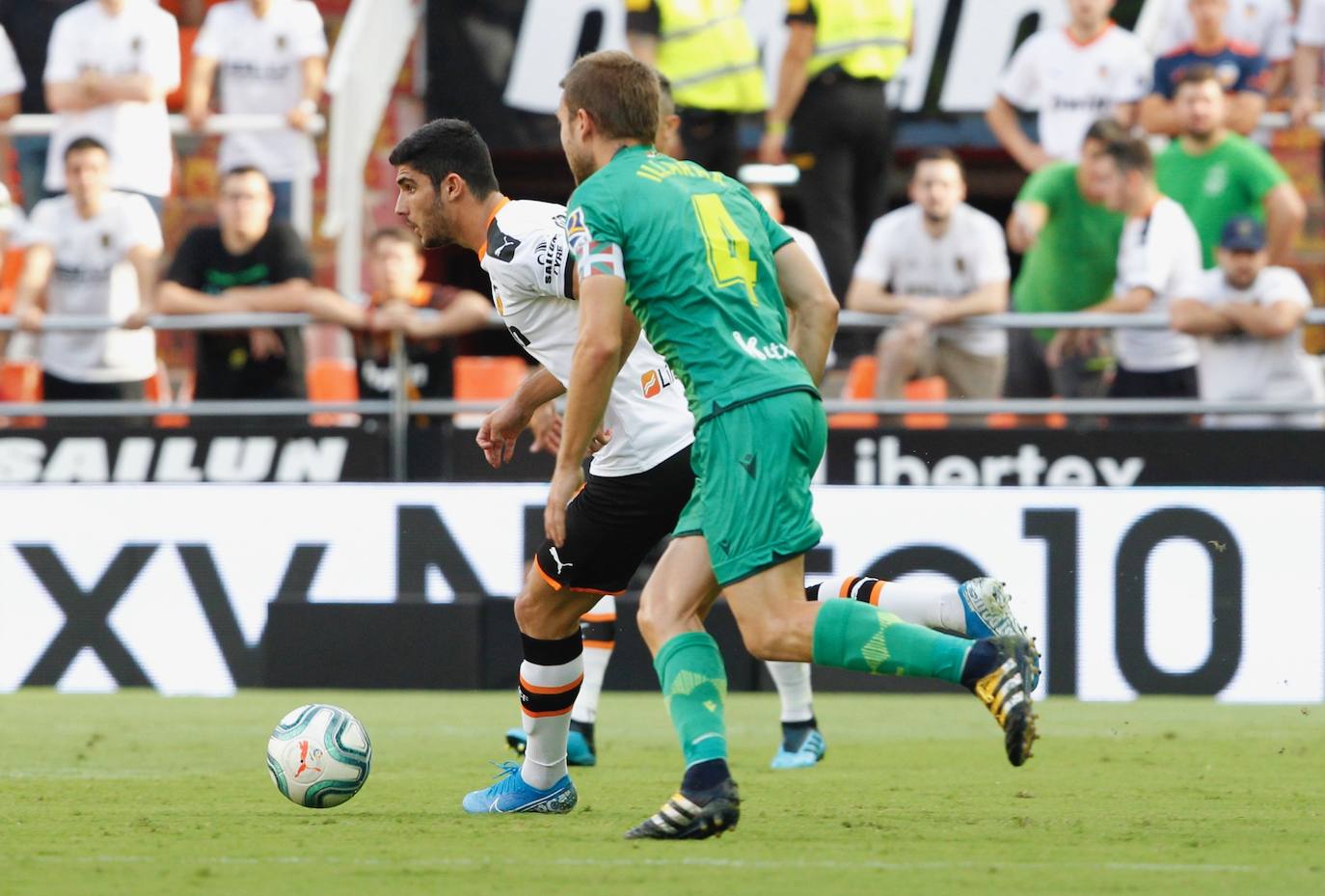 El equipo donostiarra le ha hecho el pasillo de honor al Valencia CF en Mestalla por la conquista de la Copa del Rey de 2019