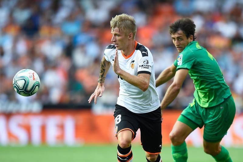 El equipo donostiarra le ha hecho el pasillo de honor al Valencia CF en Mestalla por la conquista de la Copa del Rey de 2019