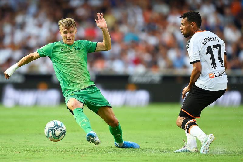 El equipo donostiarra le ha hecho el pasillo de honor al Valencia CF en Mestalla por la conquista de la Copa del Rey de 2019