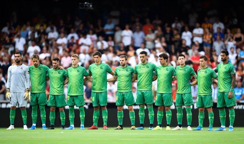 El equipo donostiarra le ha hecho el pasillo de honor al Valencia CF en Mestalla por la conquista de la Copa del Rey de 2019