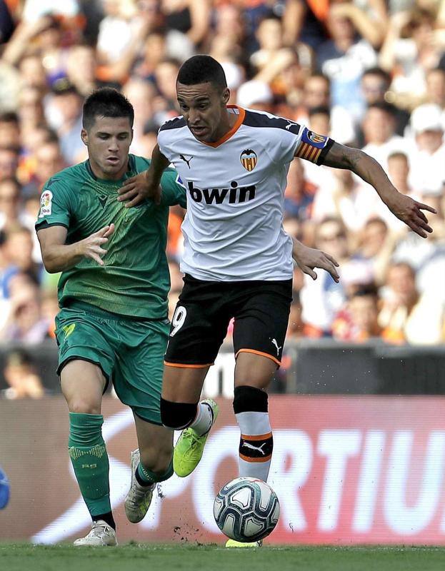 El equipo donostiarra le ha hecho el pasillo de honor al Valencia CF en Mestalla por la conquista de la Copa del Rey de 2019