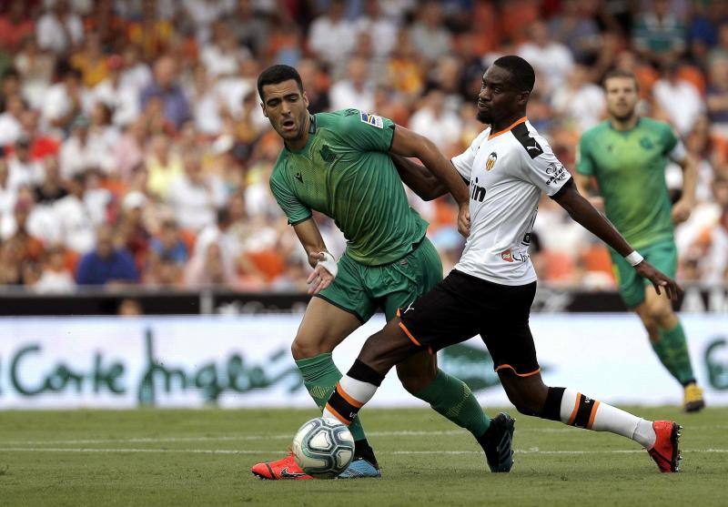 El equipo donostiarra le ha hecho el pasillo de honor al Valencia CF en Mestalla por la conquista de la Copa del Rey de 2019