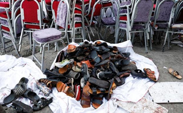 En la entrada, había zapatos amontonados que la gente olvidó, en medio del pánico. 