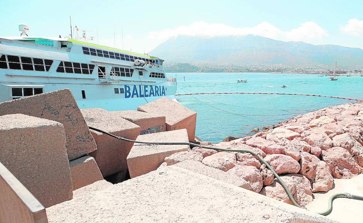 Una empresa especializada retira el combustible del Pinar del Río, encallado este lunes junto al puerto de Dénia. 