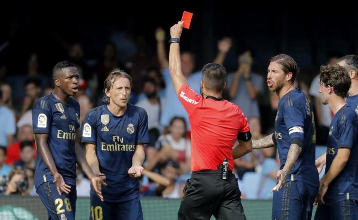 Momento en el que Estrada Fernández expulsa a Luka Modric.