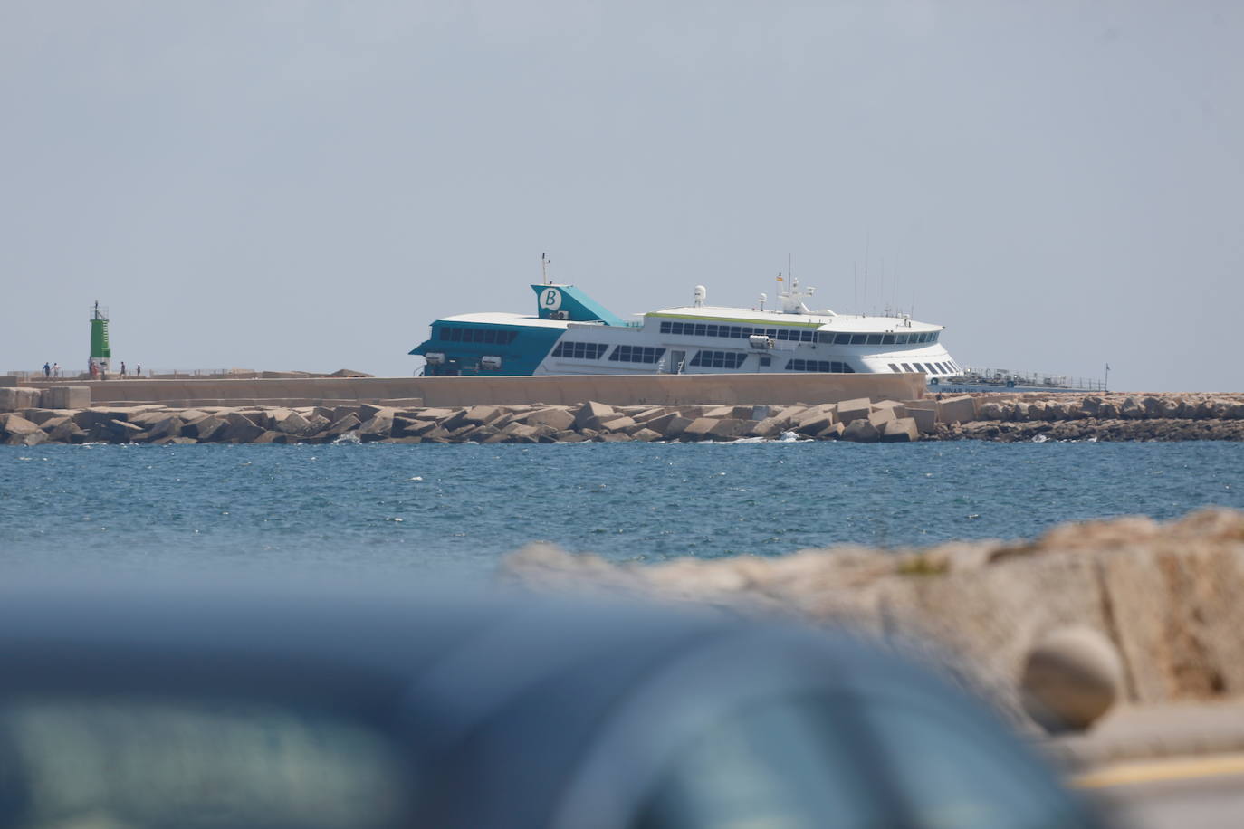 Fotos: Ferry encallado en el puerto de Dénia